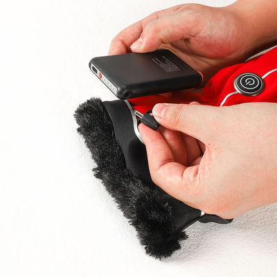 冬の屋外の乗馬4000mAh電池は冬の手袋の赤い熱くするミトンの女性を熱した